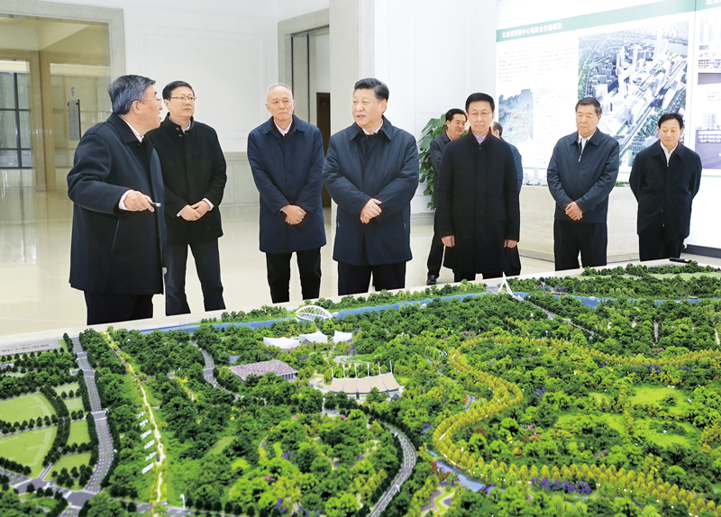 2019年1月16日至18日，中共中央總書記、國(guó)家主席、中央軍委主席習(xí)近平在京津冀考察，主持召開京津冀協(xié)同發(fā)展座談會(huì)并發(fā)表重要講話。這是1月18日上午，習(xí)近平在北京城市副中心市委辦公樓主樓詳細(xì)了解副中心重大工程項(xiàng)目規(guī)劃建設(shè)情況。 新華社記者 鞠鵬/攝