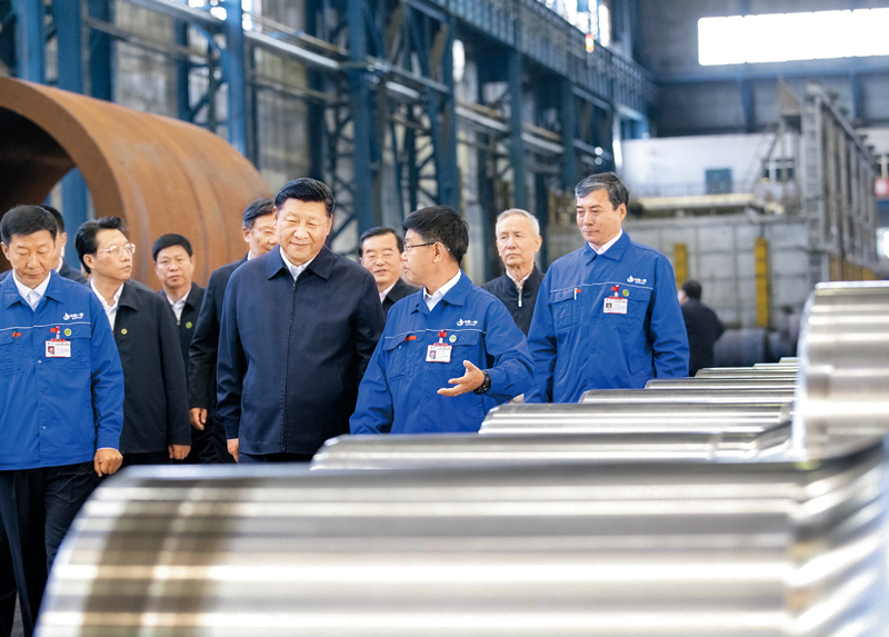 2018年9月25日至28日，中共中央總書記、國(guó)家主席、中央軍委主席習(xí)近平在東北三省考察，主持召開深入推進(jìn)東北振興座談會(huì)。這是26日上午，習(xí)近平在黑龍江齊齊哈爾中國(guó)一重集團(tuán)有限公司車間察看企業(yè)生產(chǎn)情況。 新華社記者 王曄/攝