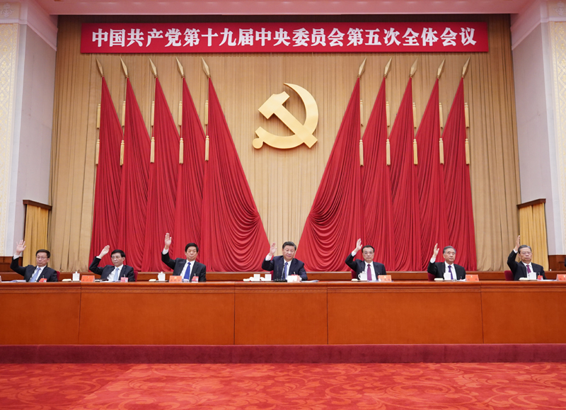 中國(guó)共產(chǎn)黨第十九屆中央委員會(huì)第五次全體會(huì)議，于2020年10月26日至29日在北京舉行。這是習(xí)近平、李克強(qiáng)、栗戰(zhàn)書(shū)、汪洋、王滬寧、趙樂(lè)際、韓正等在主席臺(tái)上。新華社記者 王曄 攝