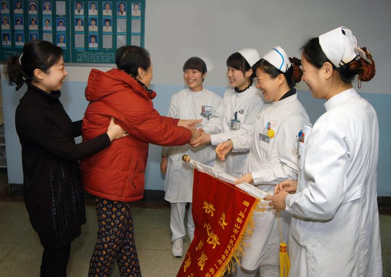 集團各分支機構(gòu)全面開展優(yōu)質(zhì)護理服務(wù)工作以來，受到患者好評，圖為患者贈送護士錦旗.JPG